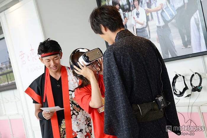 (左から)谷岡慎一アナウンサー、福士蒼汰、竹内友佳アナウンサー/特別番組「『お台場夢大陸~ドリームメガナツマツリ~』開幕SP体感!夢のナツマツリ」