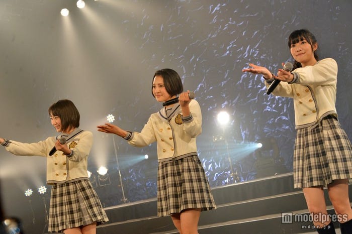 左から:宮脇咲良、兒玉遥、指原莉乃