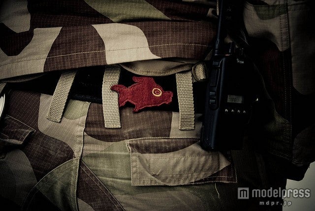 背中に魚をそっと貼り付けるフランス流エイプリルフール／photo by PRT Meymaneh