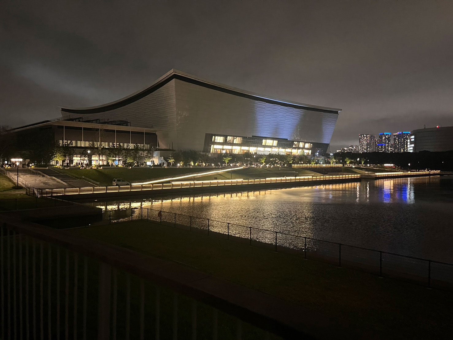 古敷谷宗「大観衆の中でのイベント」（提供写真）