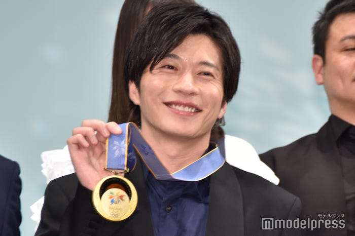 金メダルを手に喜ぶ田中圭(C)モデルプレス