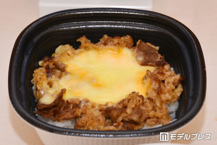 とろ~り4種のチーズ牛丼(税込 697円)(C)モデルプレス