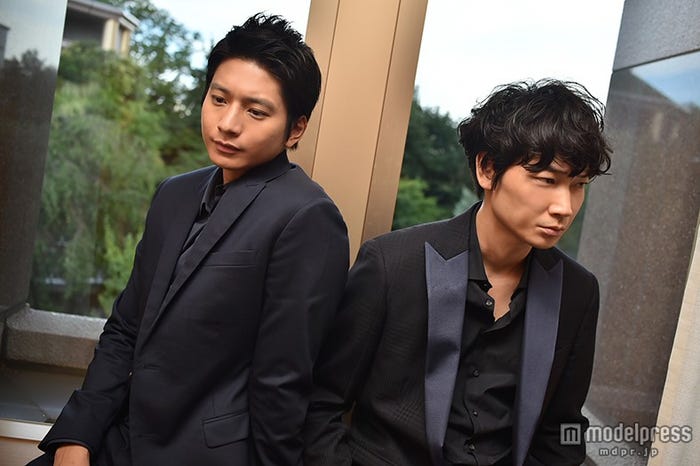 (左から)向井理、綾野剛
