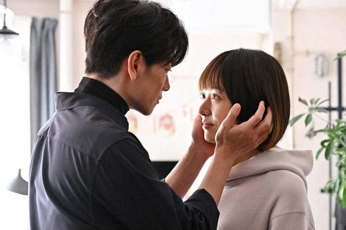 佐藤健、井上真央/「100万回 言えばよかった」最終話より(C)TBS