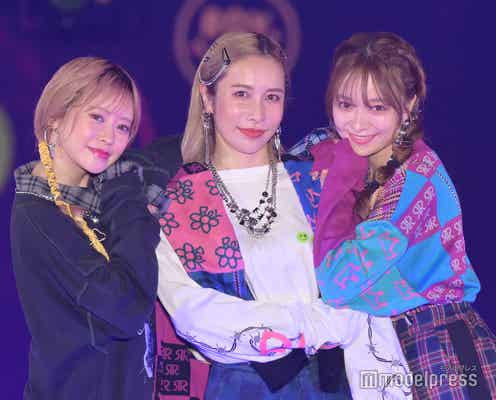 ヘラヘラ三銃士、個性爆発コーデ披露 肩寄せ合い仲良しランウェイ<GirlsAward 2022 A/W>