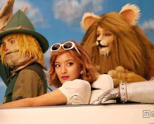 ローラ、「オズの魔法使い」ドロシーに変身