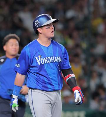 甲子園がざわつく 五回に両チームが死球 DeNA・牧は右手付近に直撃で途中交代 阪神・坂本はすっぽ抜けカーブが左肩付近へ
