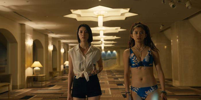 三吉彩花、朝比奈彩(C)麻生羽呂・小学館/ROBOT