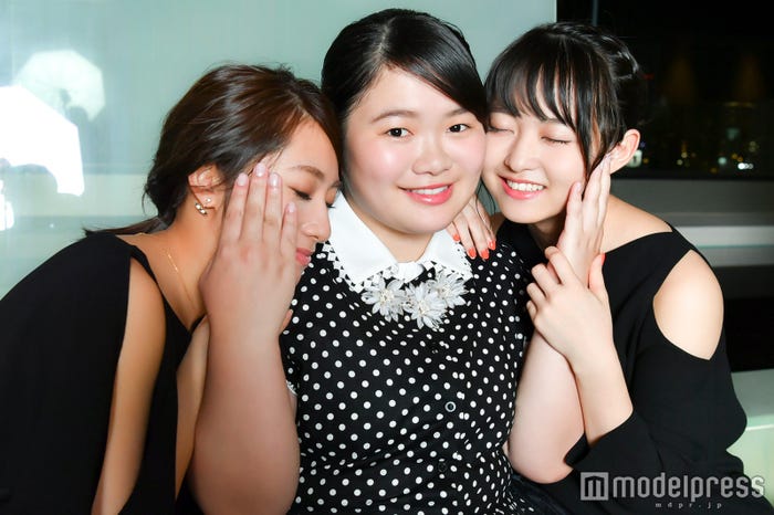 将子(桜井玲香)とえり(伊藤万理華)は文乃(富田望生)に体を預けてべったり(C)モデルプレス