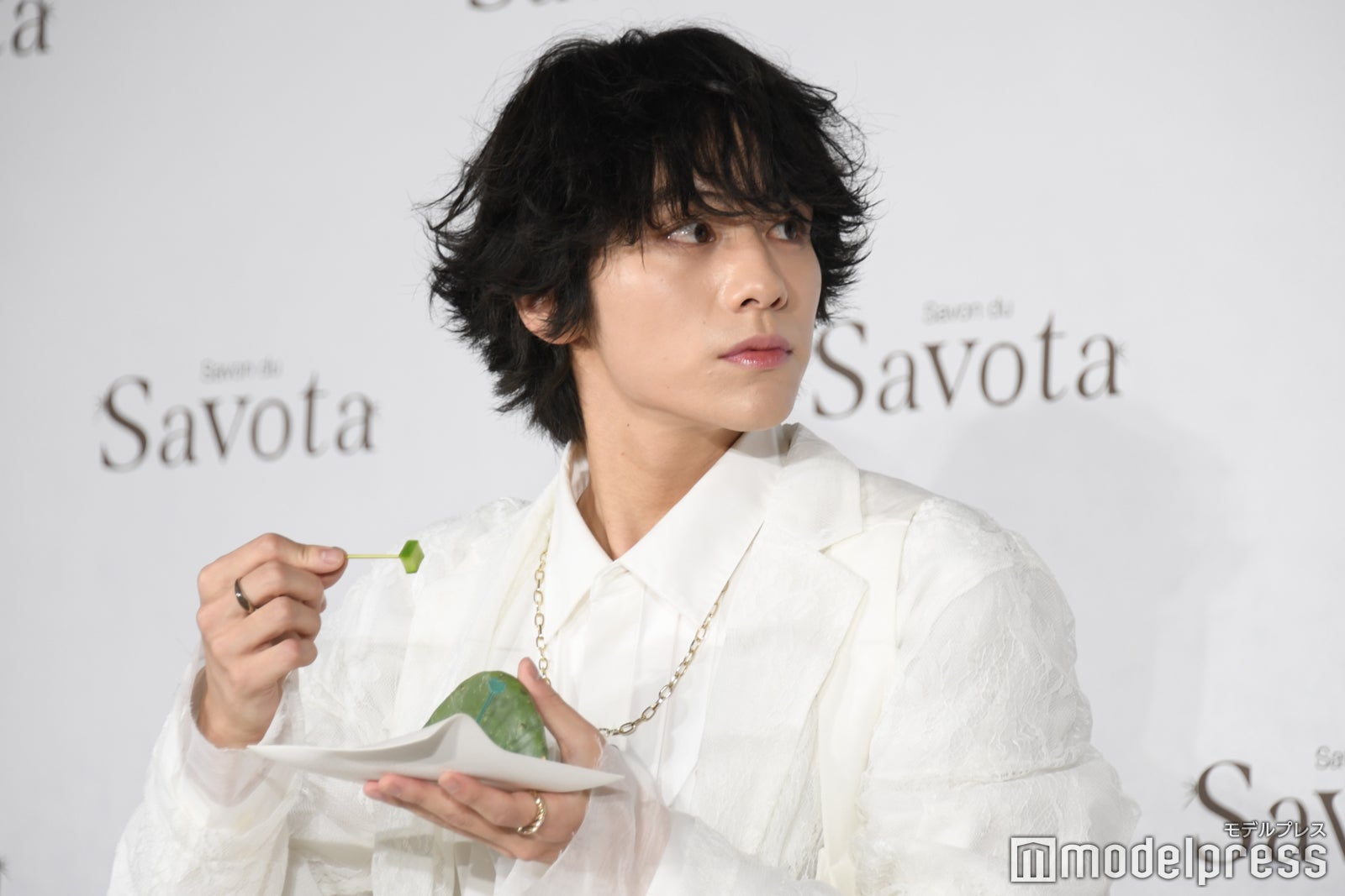 サボテン食べて「ほえ」と呟く山下幸輝（C）モデルプレス