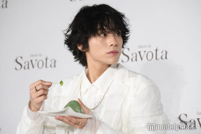 サボテンを食べる山下幸輝(C)モデルプレス