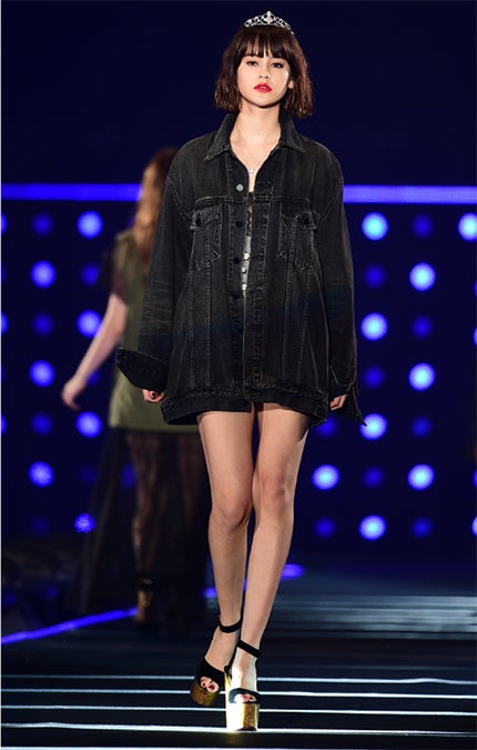 メンズサイズの黒デニムジャケット（C）TGC’16 S／S