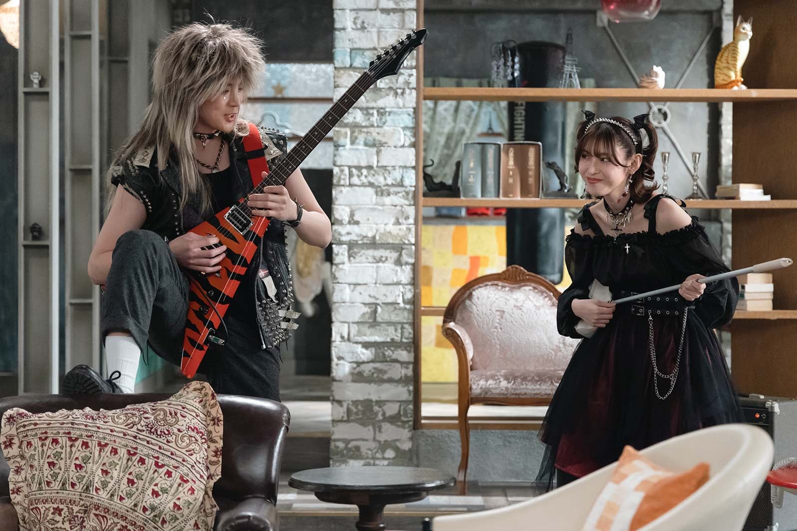 松下洸平、白石聖「合理的にあり得ない～探偵・上水流涼子の解明～」第6話より（C）カンテレ