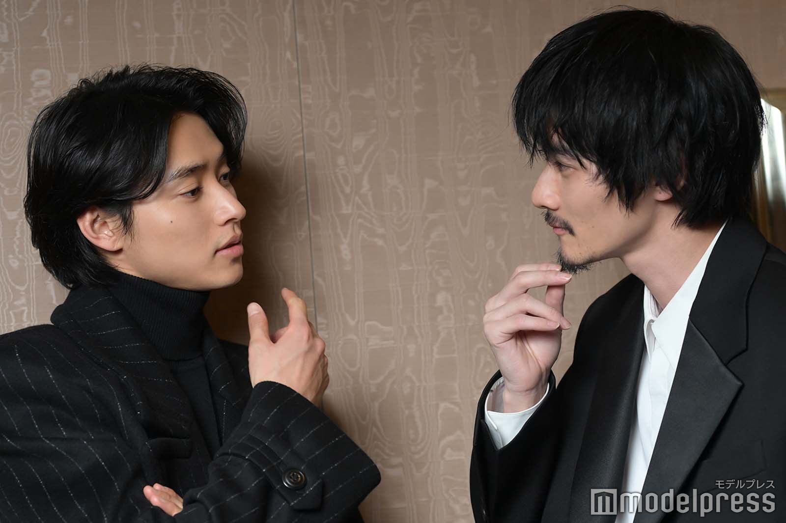 柳俊太郎の髭に興味津々の山崎賢人（C）モデルプレス