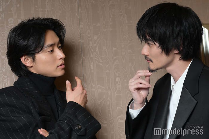 柳俊太郎の髭に興味津々の山崎賢人(C)モデルプレス