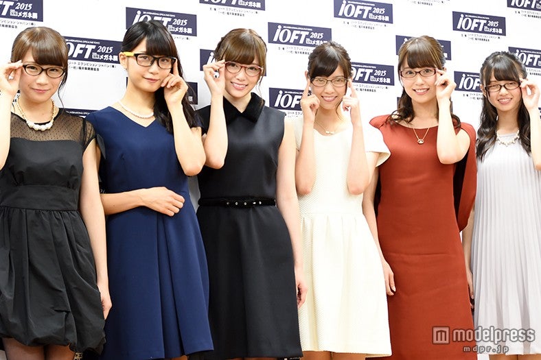 乃木坂46（左から：秋元真夏、深川麻衣、白石麻衣、西野七瀬、衛藤美彩、齋藤飛鳥）