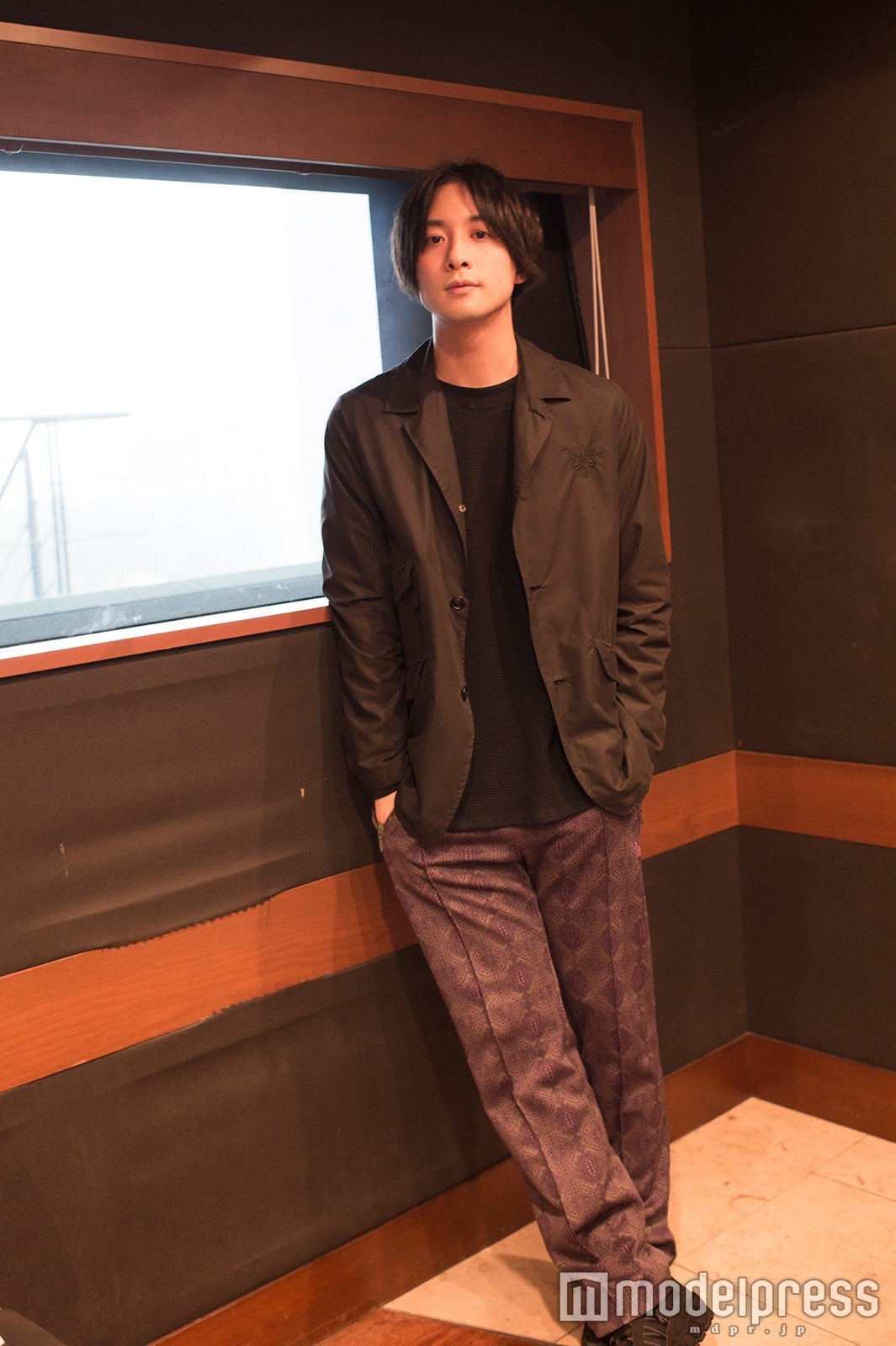 この日の私服は総柄パンツがアクセントに （C）モデルプレス