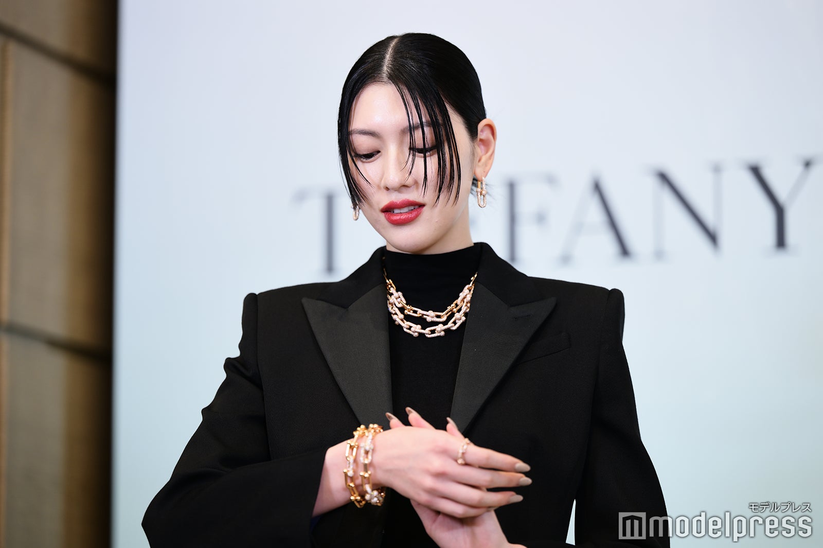 三吉彩花＆高畑充希、胸元にジュエリー輝く ホリデーの過ごし方