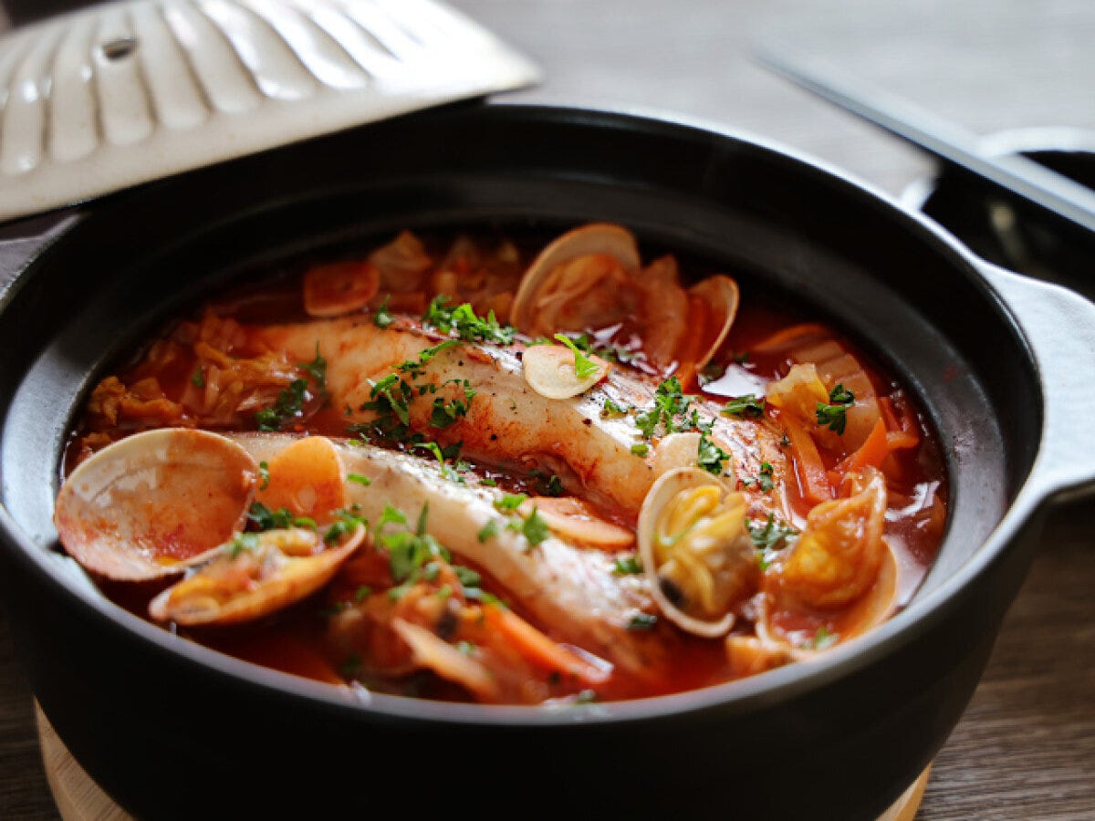 途中であさりを入れ、蓋が開き、鯛の切り身にも火が通ったら、出来上がり 途中であさりを入れ、蓋が開き、鯛の切り身にも火が通ったら、出来上がり