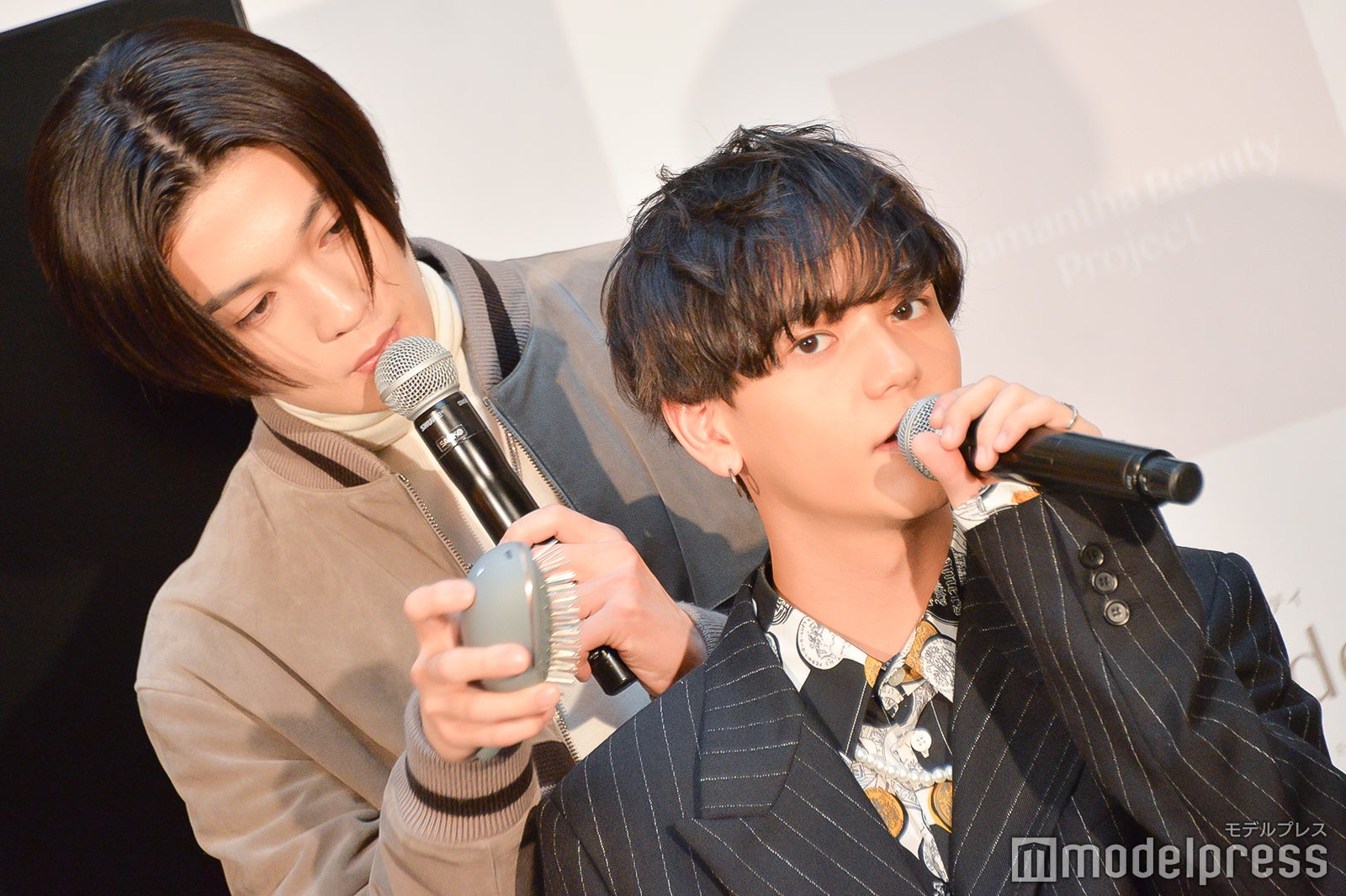 中島颯太の髪をとかす（C）モデルプレス