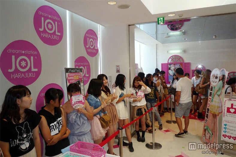 受付開始数時間前から列を作るファン