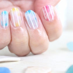涼しげな夏の指先に すりガラスネイル のつくり方 モデルプレス