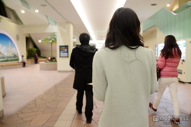 各駅で手がかりを探す／モデル：阿井莉沙