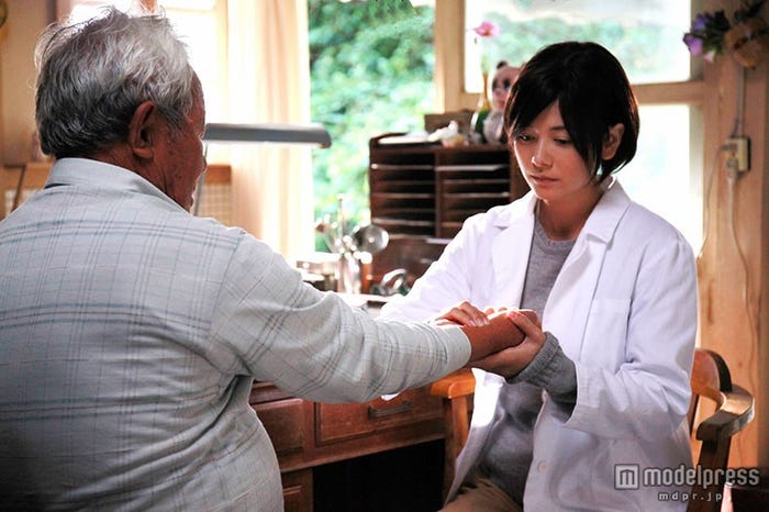 真木よう子(C)2015「風に立つライオン」製作委員会