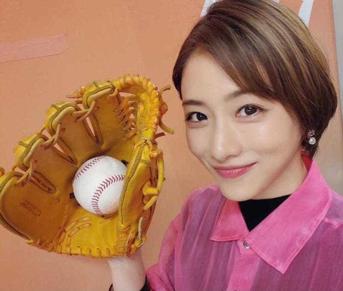 石原さとみ 30cmカットでショートヘアに大胆イメチェン 最高に可愛い 女神 と絶賛の声 モデルプレス 石原さとみ 30cmカットでショートヘアに大胆イメチェン 最高に可愛い 女神 と絶賛の声 モデルプレス