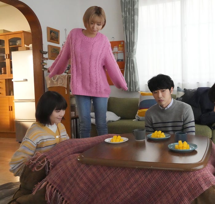 浜辺美波、岡崎紗絵、柄本佑 (C)関西テレビ