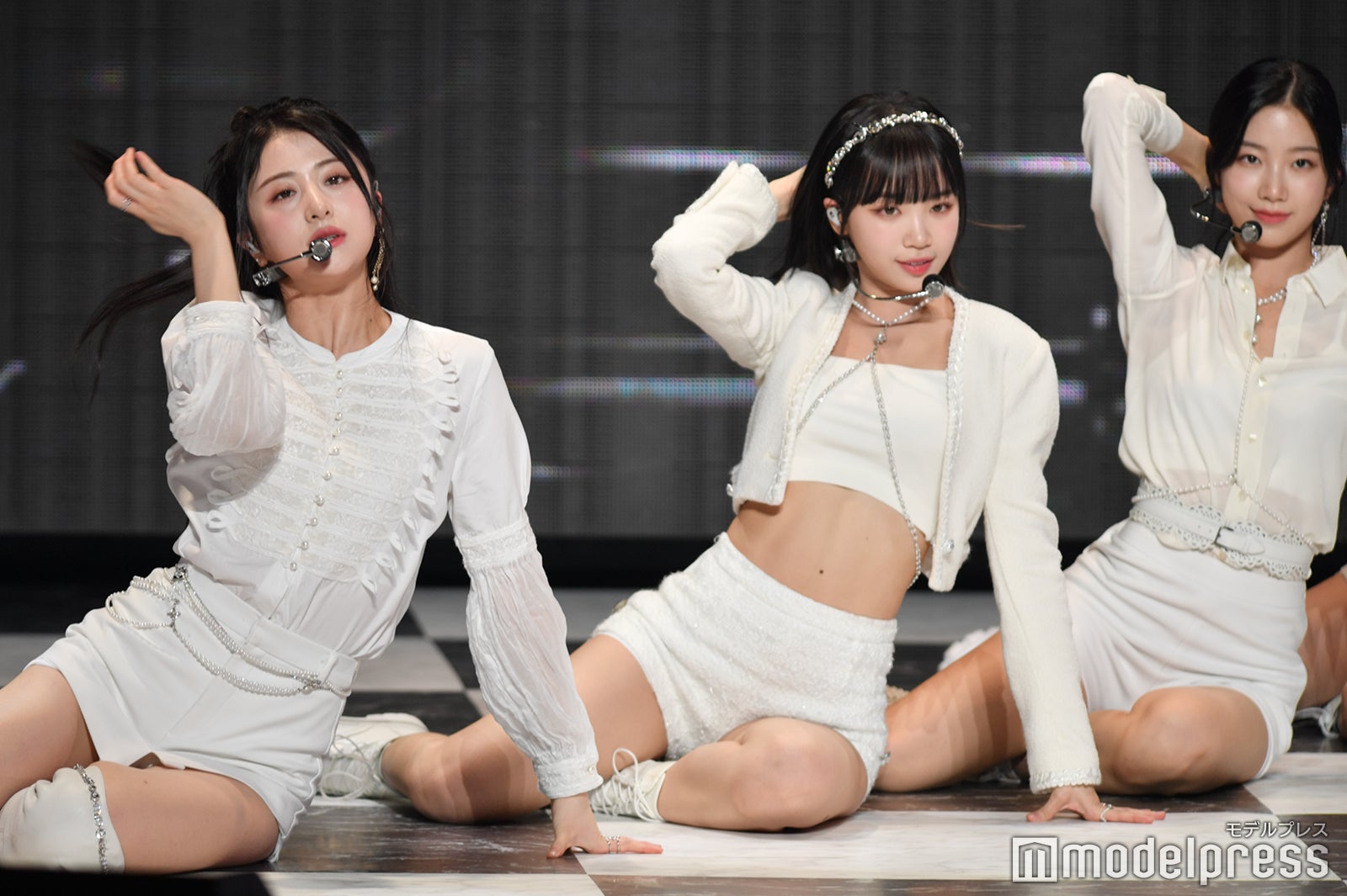 YUNJIN 、CHAEWON、KAZUHA （C）モデルプレス