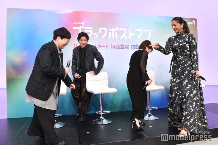 座る位置が全員合っておらず椅子取りゲームのように動き回る田中圭らキャスト陣(C)モデルプレス