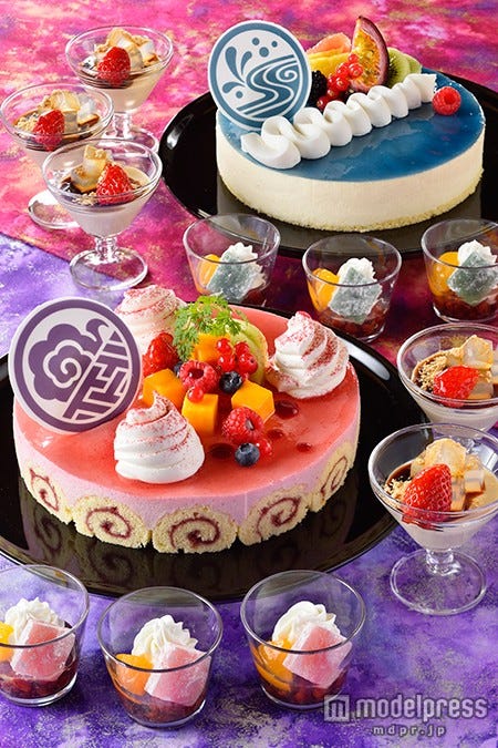 ブッフェのデザート(イメージ)“レッドカラントムース”(手前)、“レアチーズムース”(奥)(C)Disney