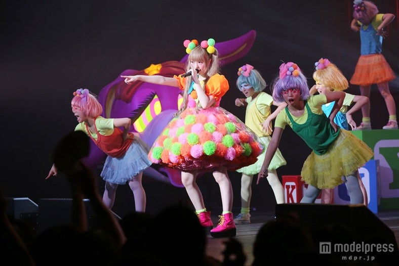カラフルなポンポンがたくさんついた衣装でパフォーマンスするきゃりーぱみゅぱみゅ／photo by hajime kamiiisaka
