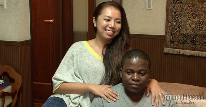 佐野まり江さんと夫のシャバさん/画像提供:毎日放送