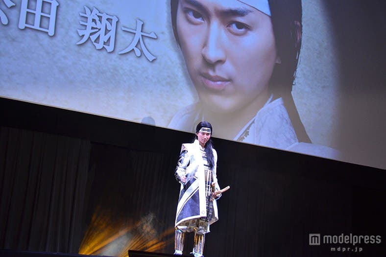 クールな映像演出と共に登場