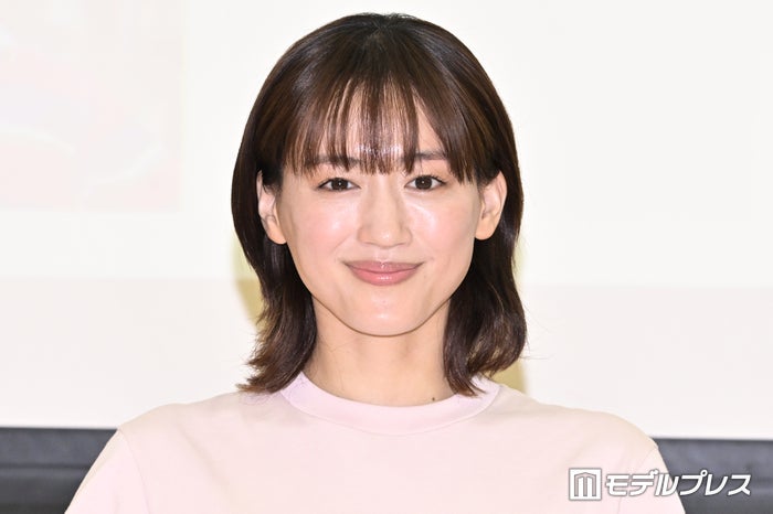 綾瀬はるか、デコルテライン際立つオフショル黒ドレス姿に絶賛の声「透明感が凄い」「息を呑む美しさ」