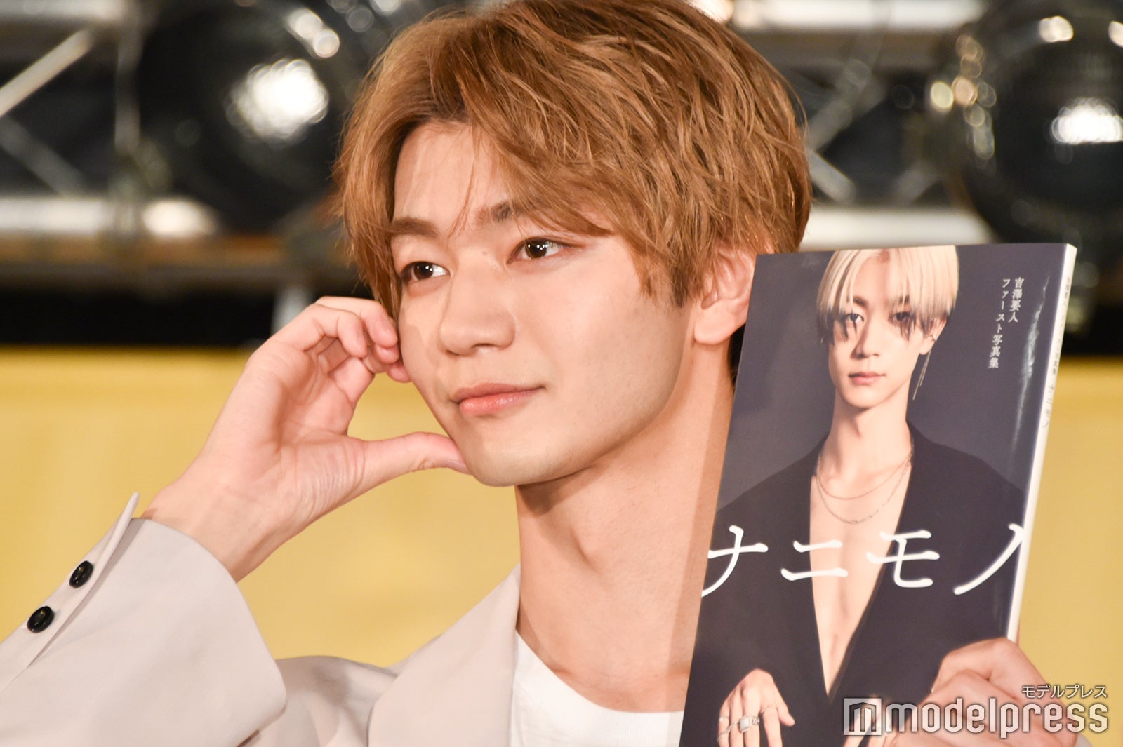 ハートポーズを求められる吉澤要人（C）モデルプレス