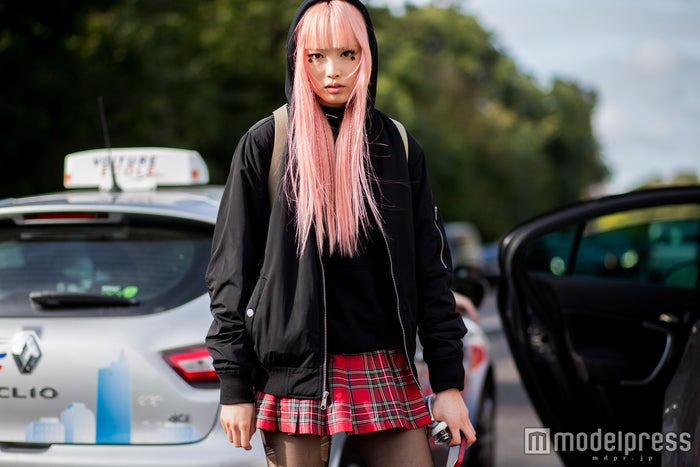 ピンクヘアの美女に あの子は誰 世界から熱視線 ルイ ヴィトン コレクションで異彩放つ モデルプレス