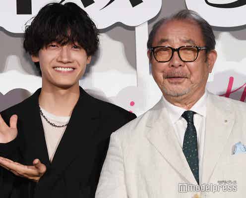 Aぇ! group佐野晶哉、平泉成の80歳誕生日をサプライズ祝福 緑の“メンカラネクタイ”贈る【明日を綴る写真館】
