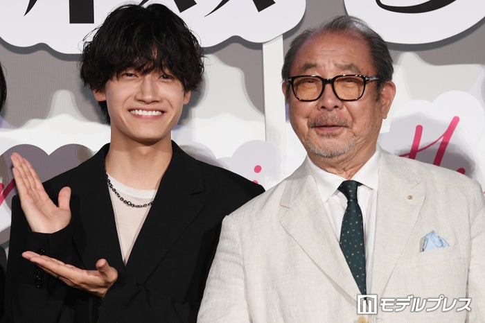 Aぇ! group佐野晶哉、平泉成の80歳誕生日をサプライズ祝福“メンカラネクタイ”贈る【明日を綴る写真館】