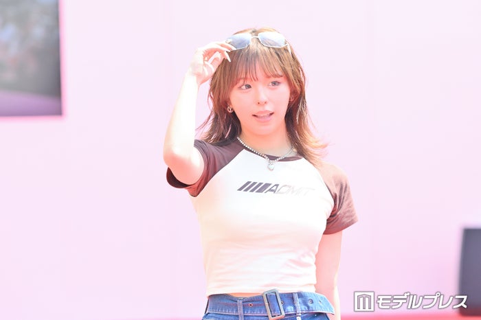 おさき、美脚披露ミニスカ姿でY2Kムード【GAKUSEI RUNWAY】