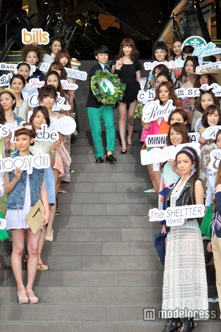 ピース・綾部祐二にエスコートされながら登場した佐々木希