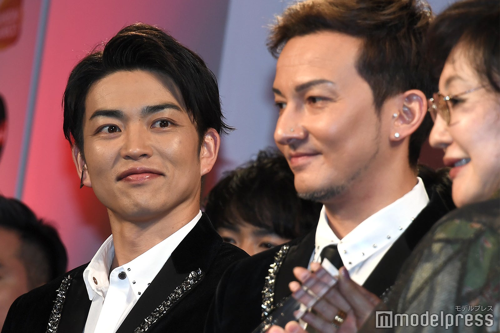ISSA（右）を見守るKENZO（左） （C）モデルプレス