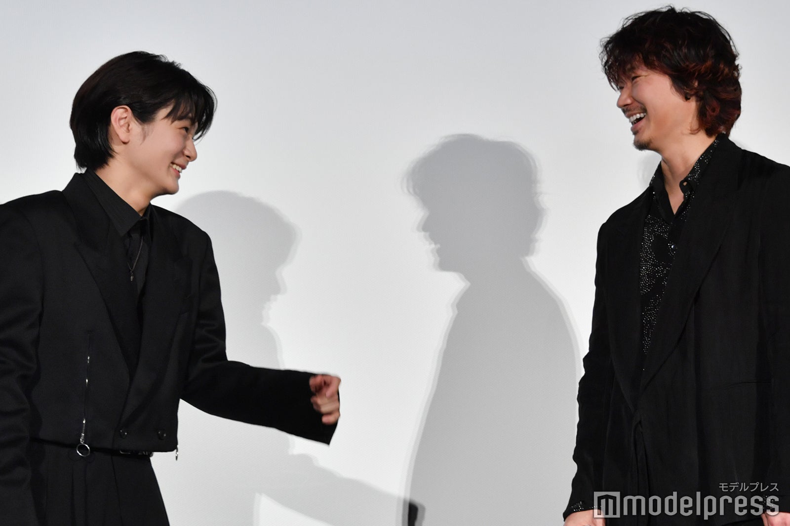 笑い合う齋藤潤、綾野剛（C）モデルプレス