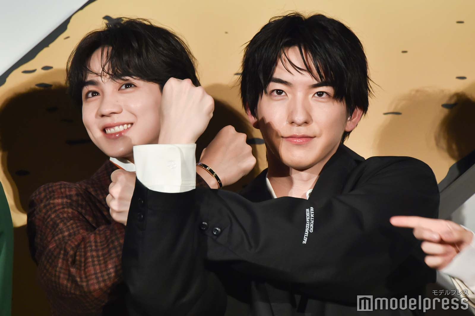 2人で「X」を作ろうと試みる吉野北人、前田公輝 （C）モデルプレス