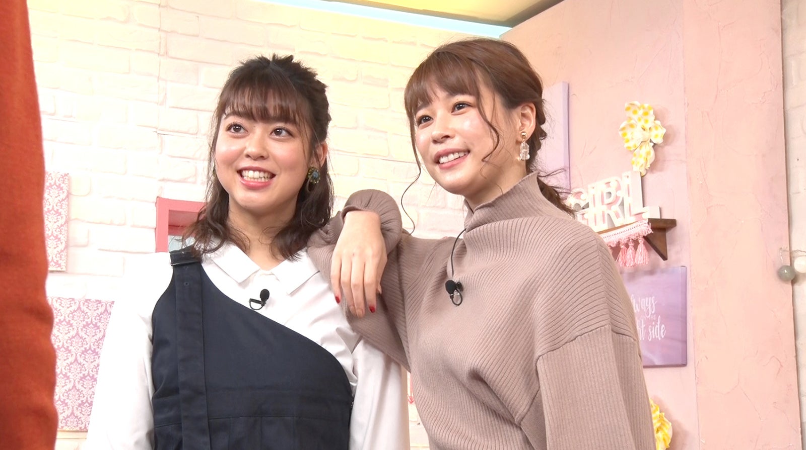 （左から）杉原千尋アナ、鈴木唯アナ（提供写真）