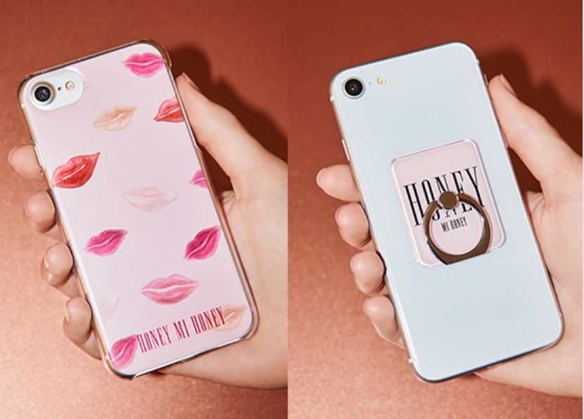 安全かつオシャレなパッソコラボスマホケース／2,700円（税込）・コンパクトなのにデキるパッソコラボスマホリング／1,700円（税込）