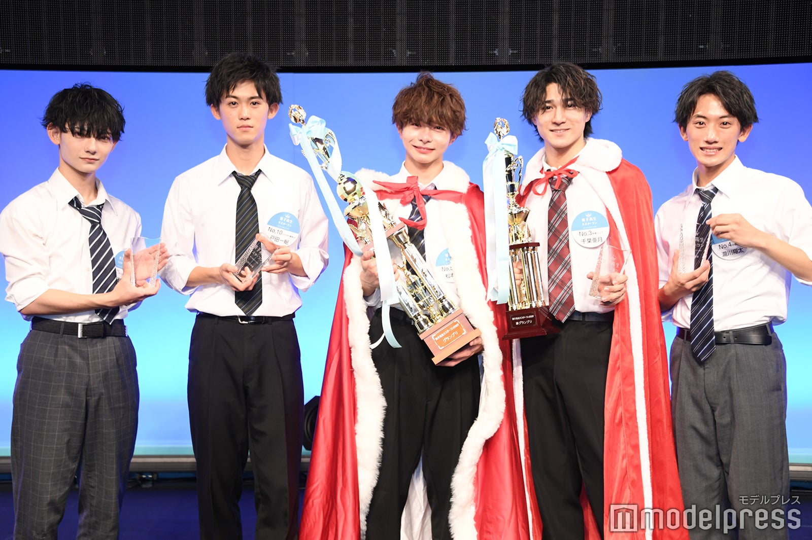 （「男子高生ミスターコン2021」モデルプレス賞・山崎蒼空くん、ジョブドラフト賞・戸田一総くん、グランプリ・松本仁くん、準グランプリ・千葉亜月くん、審査員特別賞・瀧川翔太くん（C）モデルプレス