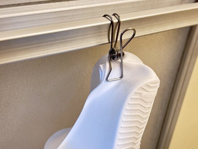 ダイソーのシリコーンお風呂スリッパはピンチでつまんで吊るせる